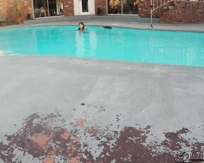 Scarlett Johnson sucks dick at the pool